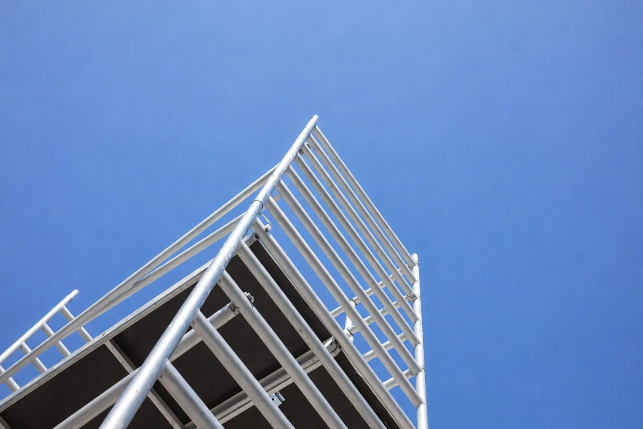 Ben je op zoek naar een veilige en mobiele rolsteiger huren in Berghem voor schilderwerk, gevelonderhoud of renovatieprojecten? Bij Kennes Verhuurt heb je keuze uit verschillende hoogtes en steigerformaten, altijd met deskundig advies en snelle levering.